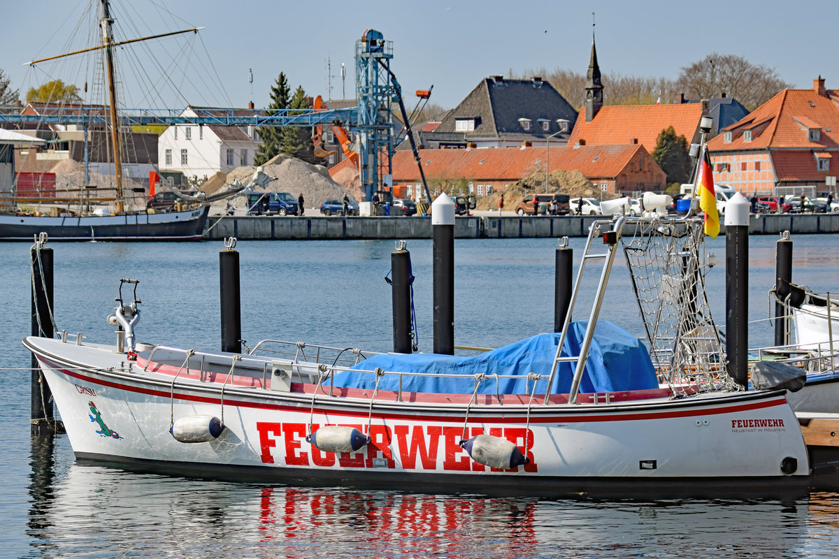 Feuerwehr-Boot GRISU am 28.4.2021 im Hafen von Neustadt / Holstein