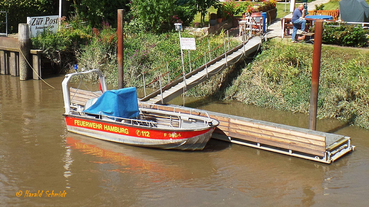 FEUERWEHR F 3934 am 16.4.2016, Hamburg, Este, an seiner Station HH-Cranz / 
Feuerwehr-Kleinboot der FF-HH-Cranz / Funkrufname: Florian Hamburg Cranz Kleinboot / Typ: Einrumpfboot Typ 1 /  Lüa 5,15 m, B 2,11 m / 1 Außenbordmotor Honda BF 75, kW  (75 PS) / 
