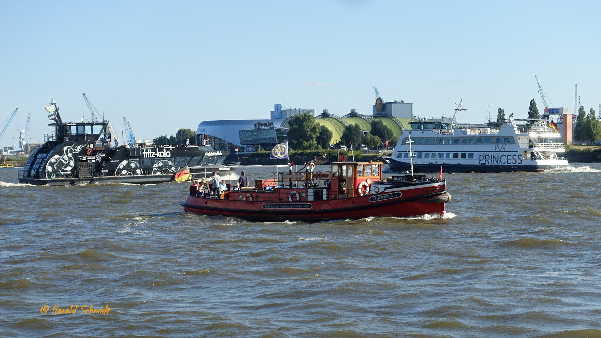 FEUERWEHR IV in Fahrt am 15.9.2023, Hamburg, Elbe vor den Landungsbrücken /

ex Walter Hävernick (1984), Oberbaurat Schmidt (1966), Löschboot IV (1945), Feuerschutzpolizei IV (1937) /

Feuerlöschboot / gedeckte Motorbarkasse /  Lüa. 16,5m, B 3,6m, Tg. 1,4m / 6-Zyl.-Benzinmotor, Maybach, 100 PS (1930), 6-Zyl.-Diesel, MWM, 128 PS (1952), 6-Zyl.-Diesel, OM 856, 120 PS (1966) / gebaut 1930 bei Aug. Pahl, Hamburg /
