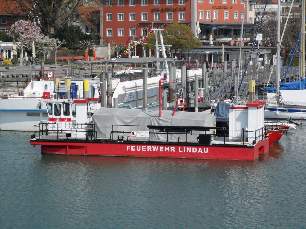 Feuerwehrboot im Hafen von Lindau (13.04.2010)