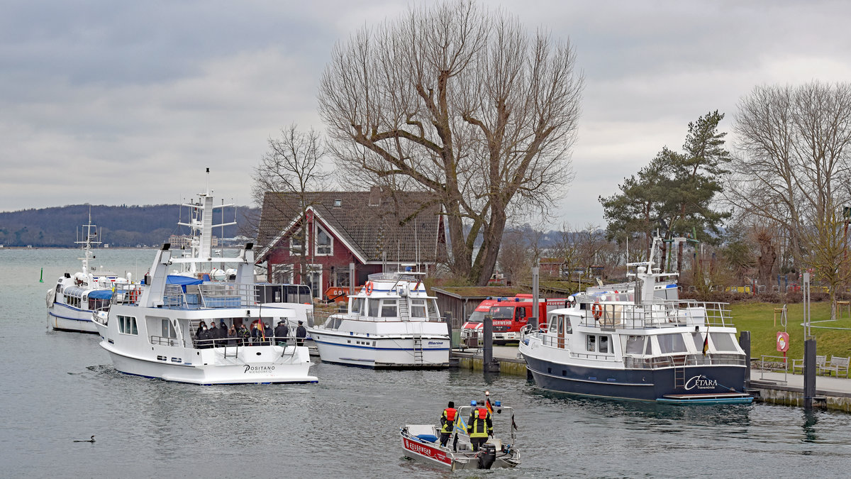 Feuerwehrboot HEINRICH am 14.01.2021 im Hafen von Niendorf / Ostsee. Es geleitet die auslaufende POSITANO hinaus auf die Ostsee. Zuvor hatten Feuerwehrangehörige das Lied  Ich hatte einen Kameraden  gespielt. Als POSITANO ablegte, ertönte eine Sirene vom Dach eines Hafengebäudes und das Feuerwehrboot folgte mit eingeschalteten Blaulichtern. Bewegende und sehr emotionale Augenblicke!
Rechts im Bild ist das Motorschiff CETARA zu sehen. Das Fahrzeug wird wie die POSITANO hauptsächlich für Seebestattungen eingesetzt.