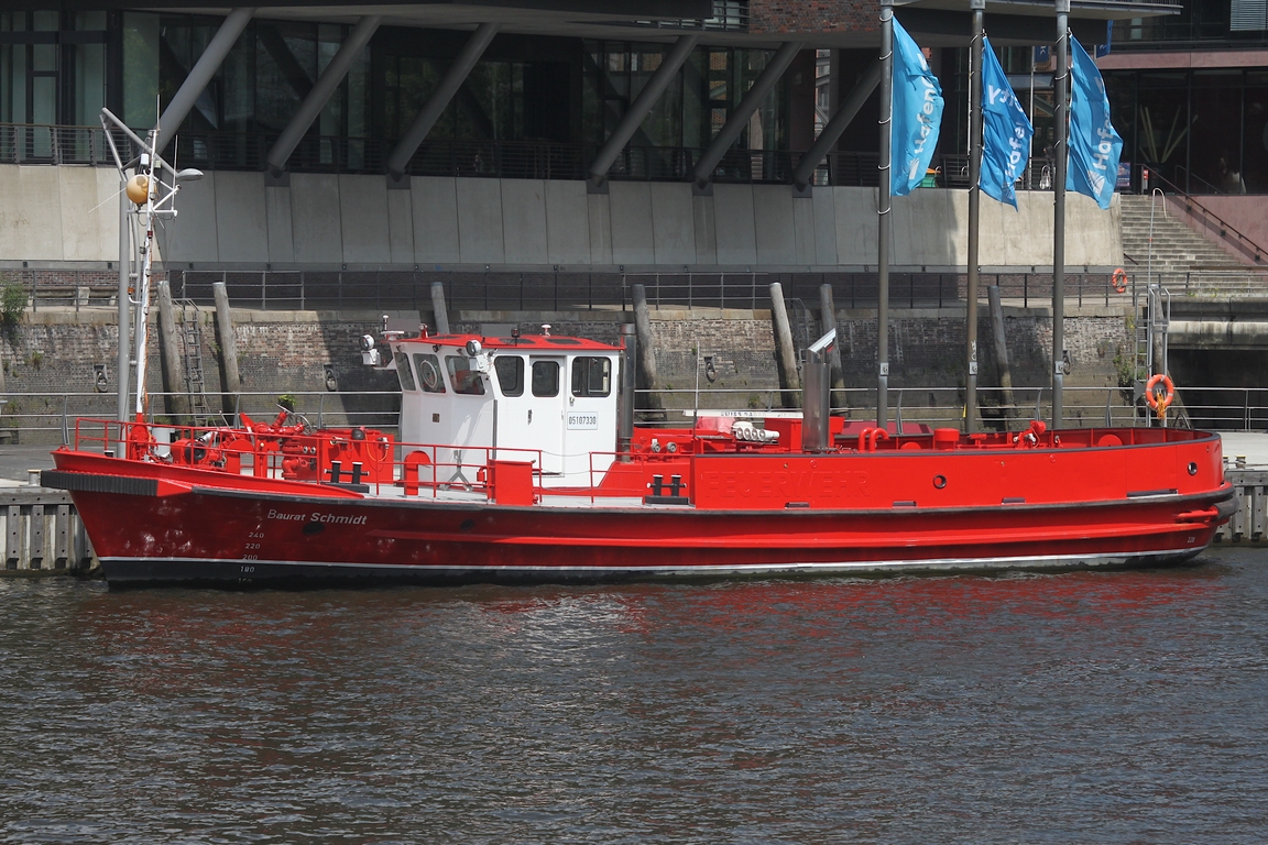 Feuerwehrschiff BAURAT SCHMIDT (ENI 05107330); Eigner/Betreiber: Feuerwehr Hamburg; Datum: 11.06.2025; Aufnahmeort: Elbe/Hafen Hamburg, Deutschland. Bei der BAURAT SCHMIDT handelt es sich um die ehemalige OBERBAURAT SCHMIDT.  Irgendwie ein seltsames „Downgrade“…
