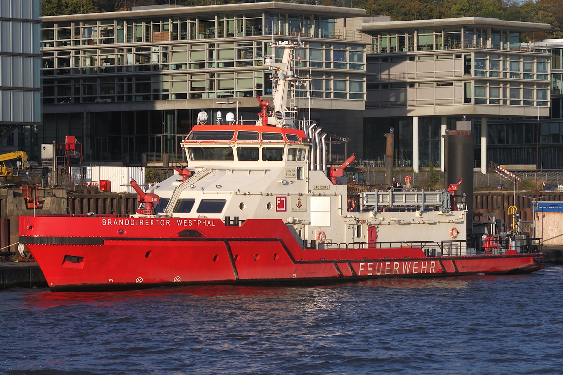 Feuerwehrschiff BRANDDIREKTOR WESTPHAL (ENI 04812840); Eigner/Betreiber: Feuerwehr Hamburg; Datum: 13.08.2025; Aufnahmeort: Elbe/Hafen Hamburg, Deutschland.