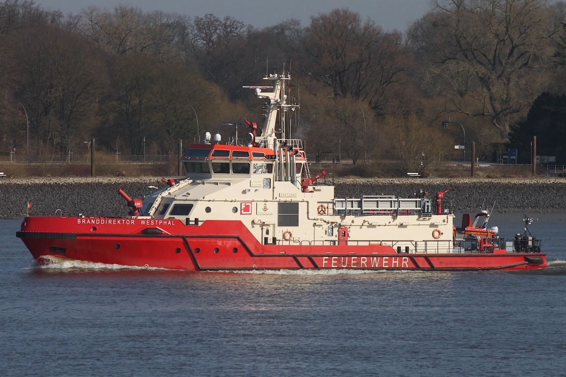 Feuerwehrschiff BRANDDIREKTOR WESTPHAL (ENI 04812840); Eigner/Betreiber: Feuerwehr Hamburg; Datum: 05.03.2026; Aufnahmeort: Elbe/Hafen Hamburg, Deutschland.