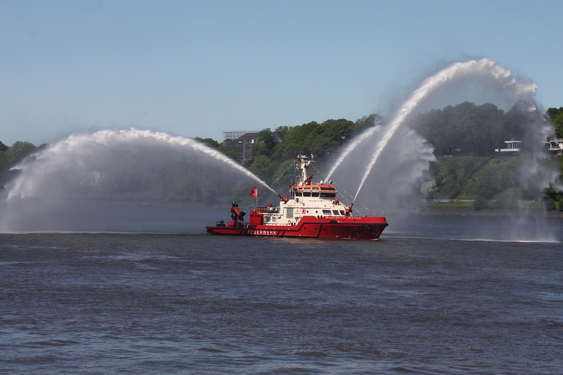 Feuerwehrschiff BRANDDIREKTOR WESTPHAL (ENI 04812840); Eigner/Betreiber: Feuerwehr Hamburg; Datum: 08.05.2026; Aufnahmeort: Elbe/Hafen Hamburg, Deutschland. Das Bild entstand anl�sslich der Einlaufparade zum 837. Hafengeburtstag, die  von der WESTPHAL angef�hrt wurde.