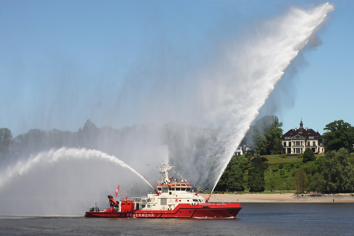 Feuerwehrschiff BRANDDIREKTOR WESTPHAL (ENI 04812840); Eigner/Betreiber: Feuerwehr Hamburg; Datum: 08.05.2026; Aufnahmeort: Elbe/Hafen Hamburg, Deutschland. Das Bild entstand zur Einlaufparade des 837. Hafengeburtstags, die von der BRANDDIREKTOR WESTPHAL angef�hrt wurde.
