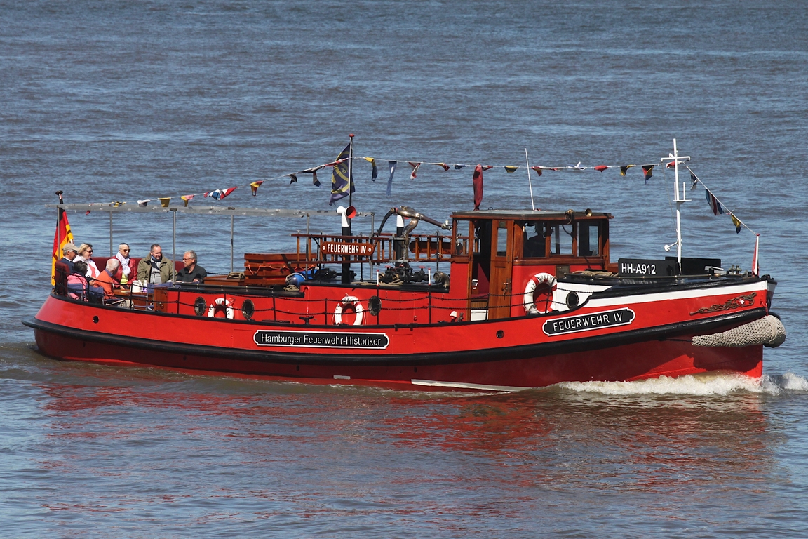Feuerwehrschiff FEUERWEHR IV (ENI 05110270); Eigner/Betreiber: Hamburger Feuerwehr-Historiker; Datum: 08.05.2026; Aufnahmeort: Elbe/Hafen Hamburg, Deutschland. Das Bild entstand anl�sslich der Einlaufparade zum 837. Hafengeburtstag.