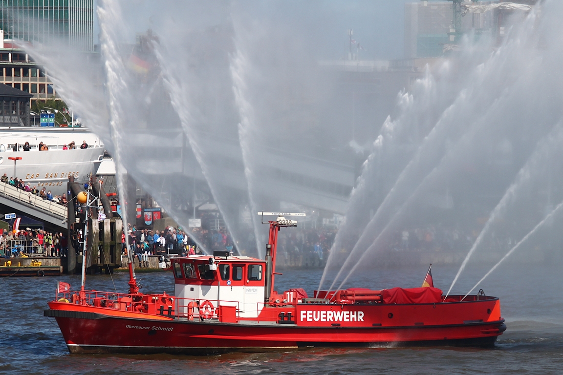 Feuerwehrschiff OBERBAURAT SCHMIDT (ENI 05107330); Eigner/Betreiber: Feuerwehr Hamburg; Datum: 10.05.2015; Aufnahmeort: Elbe/Hafen Hamburg, Deutschland. Das Bild zeigt die OBERBAURAT SCHMIDT bei einer Vorführung anlässlich des Hafengeburtstages. Später wurde sie in BAURAT SCHMIDT umbenannt.