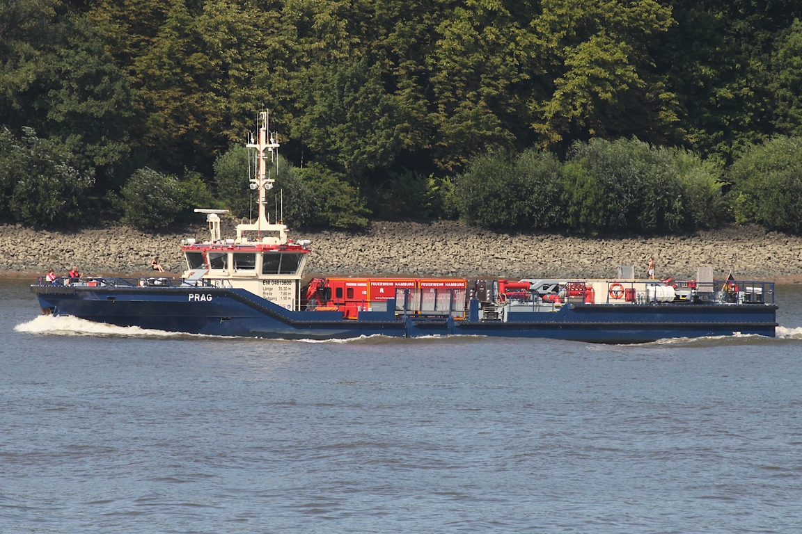 Feuerwehrschiff PRAG; (ENI 04813800); Eigner/Betreiber: HPA / Feuerwehr Hamburg; Datum: 19.07.2025; Aufnahmeort: Elbe/Hafen Hamburg, Deutschland. Das Bild zeigt die PRAG auf Höhe Bubendey Ufer.