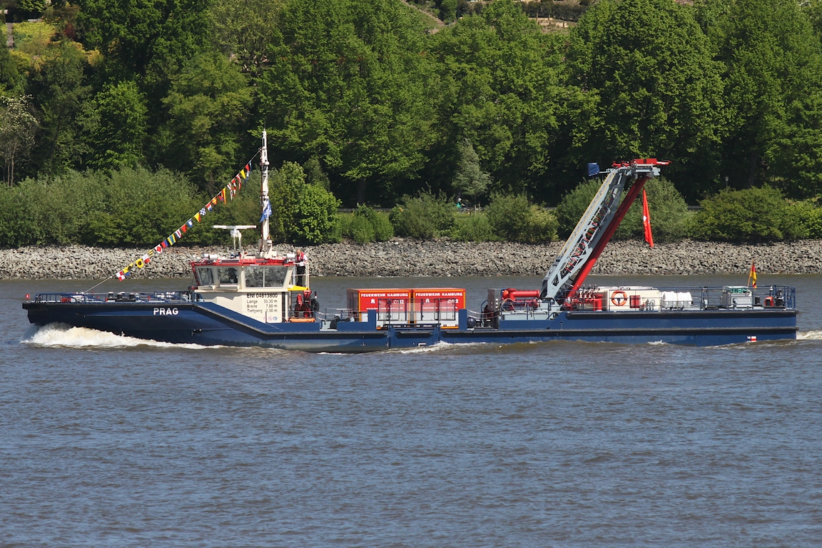 Feuerwehrschiff PRAG; (ENI 04813800); Eigner/Betreiber: HPA / Feuerwehr Hamburg; Datum: 08.05.2026; Aufnahmeort: Elbe/Hafen Hamburg, Deutschland. Das Bild entstand anl�sslich der Einlaufparade zum 837. Hafengeburtstag.