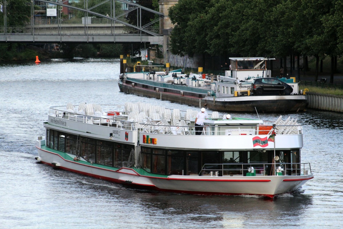 FGS  BELLEVUE  (04805800 , 39 x 8,20m) am 28.06.2015 auf der Spree zwischen Siemenssteg und Caprivibrücke zu Tal.