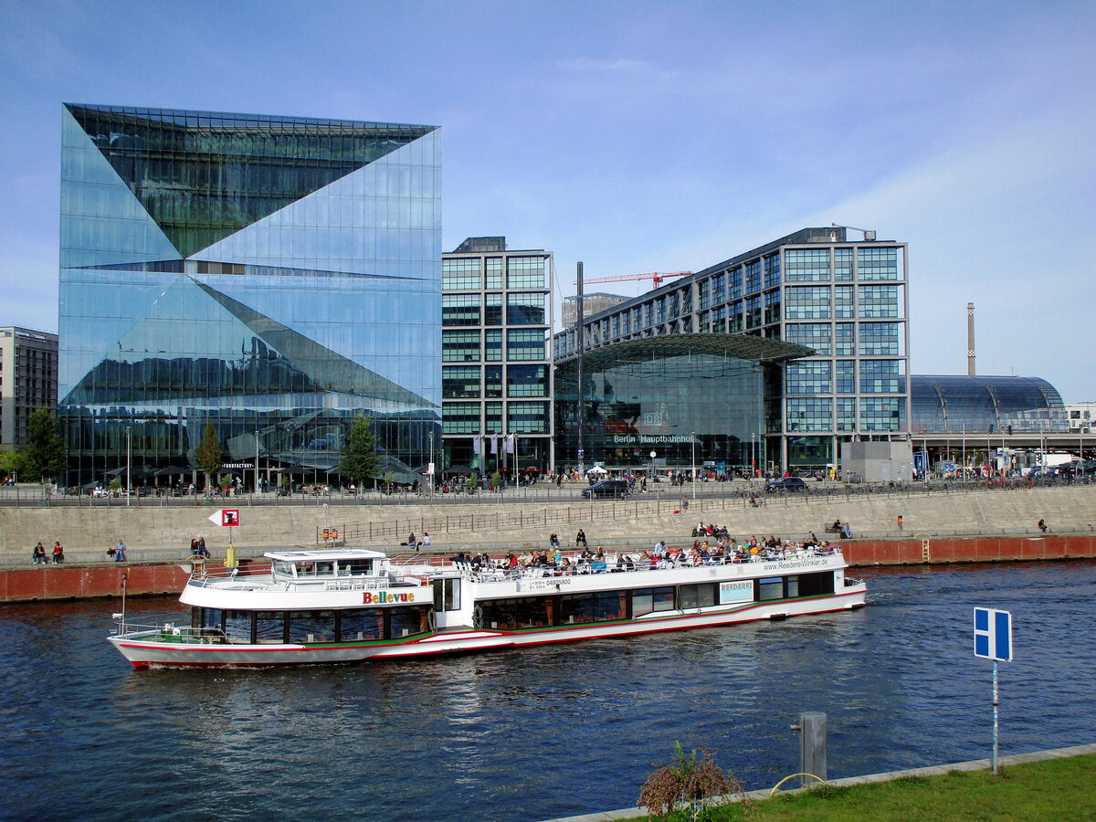 FGS  BELLEVUE  (04805800 , 39 x 8,20m) befuhr am 01.10.2021 die  SPREE  in Berlin Höhe des Hauptbahnhofes zu Tal.