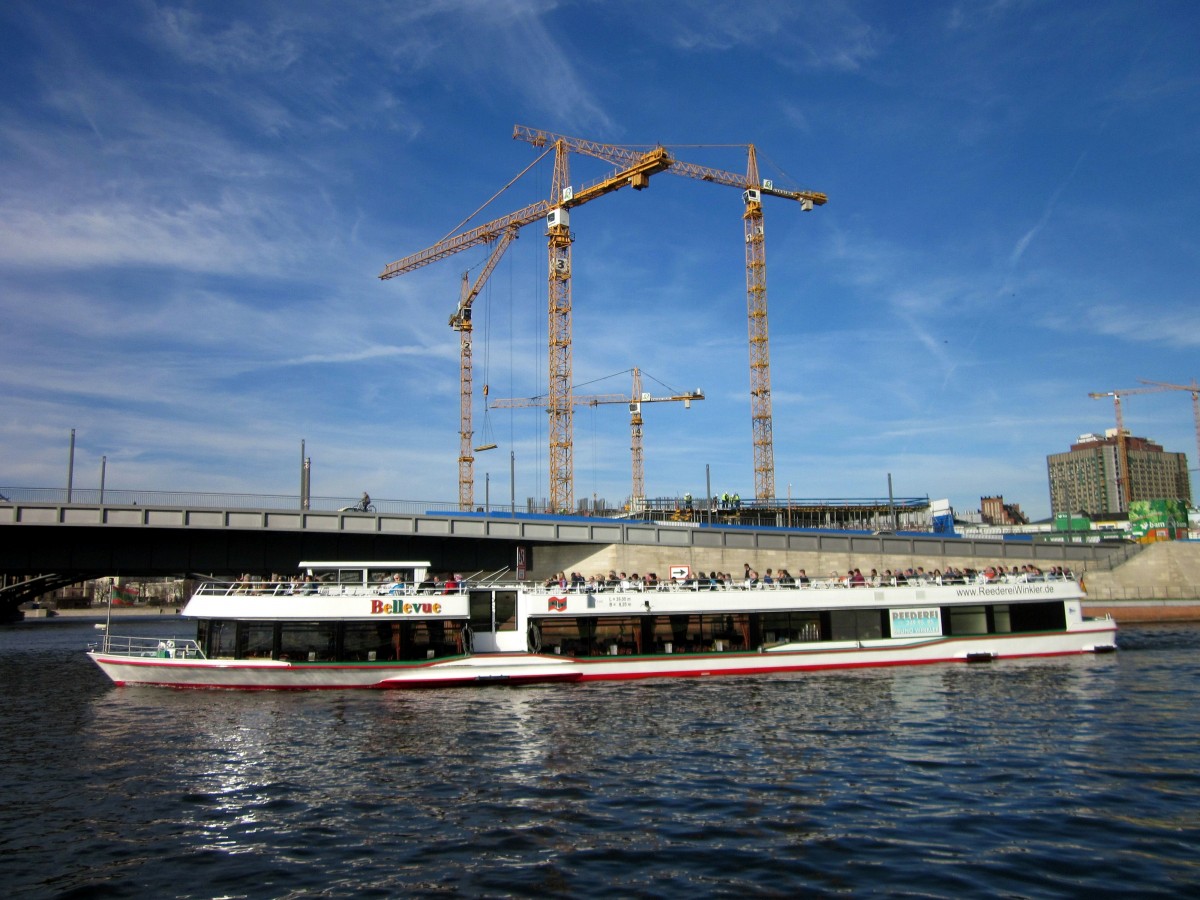 FGS Bellevue (39 x 8,20) der Reederei Winkler am 20.03.2014 auf der Spree zu Tal im Bereich Kapelle-Ufer / Hugo-Preuß-Brücke / Humboldhf. u. Hbf..