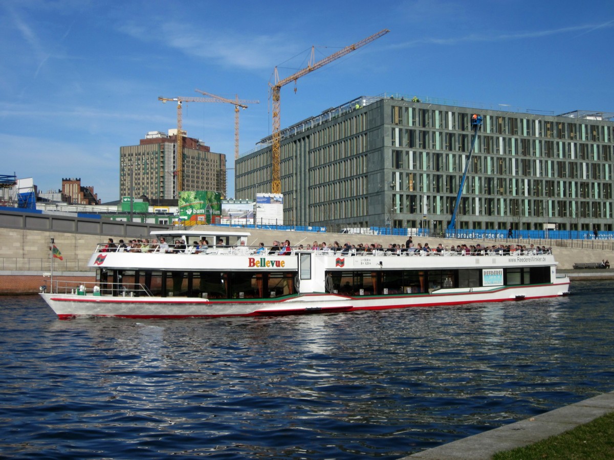 FGS Bellevue (39 x 8,20) der Reederei Winkler am 20.03.2014 auf der Spree zu Tal. Im Hintergrund Rechts der Neubau des BM für Bildung und Forschung und links daneben ein Teil der Charite.