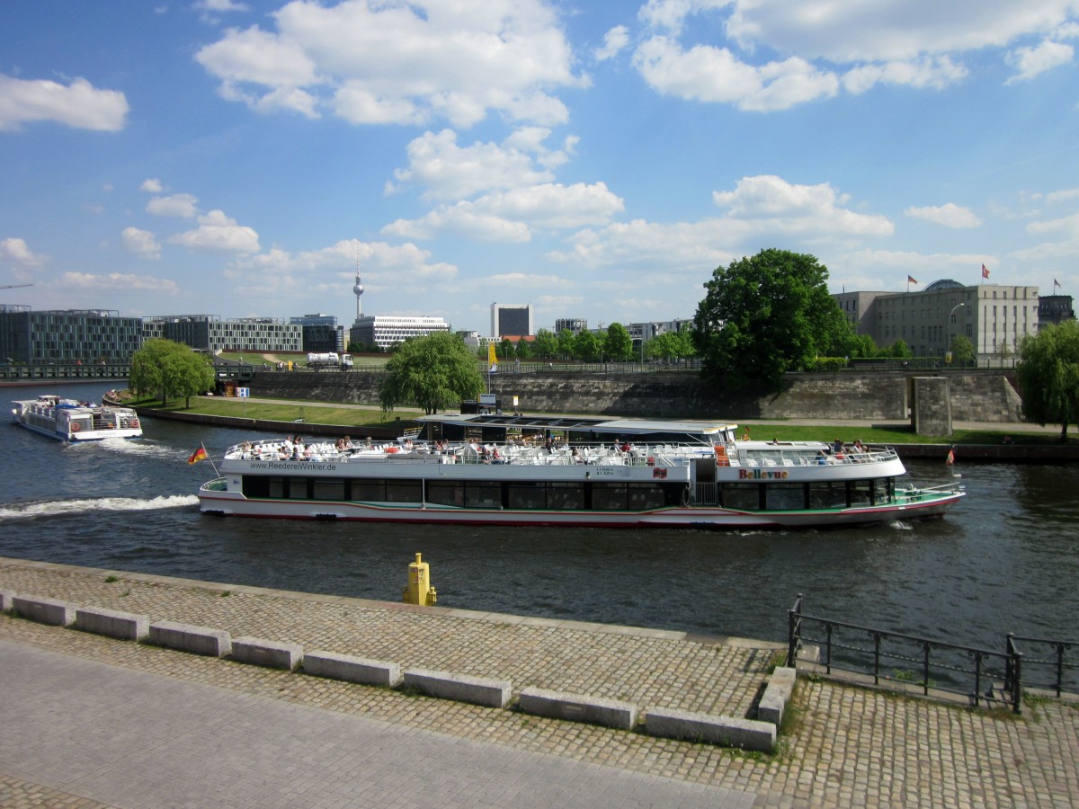 FGS Bellevue (39 x 8,20) der Reederei Bruno Winkler am 29.04.2014 auf der Spree zu Tal am Spreebogenpark.