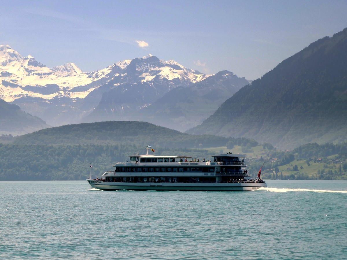 FGS  Berner Oberland , modernstes Schiff auf dem Thunersee/Schweiz, 1996 gebaut, kann 1000 Passagiere befrdern, Mai 2015