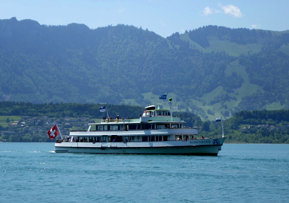 FGS  Bubenberg , das 1962 gebaute Schiff verkehrt auf dem Thunersee/Schweiz und kann 800 Passagiere aufnehmen, Mai 2015
