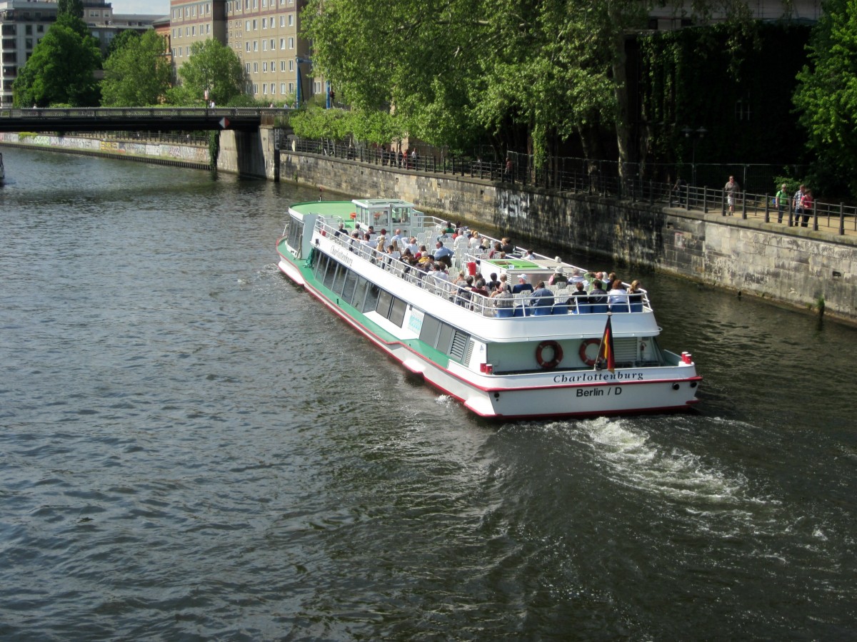 FGS Charlottenburg (43 x 6,90) der Reederei Bruno Winkler am 29.04.2014 auf der Spree zu Tal zw. Mombijoubrücke u. Ebertbrücke.