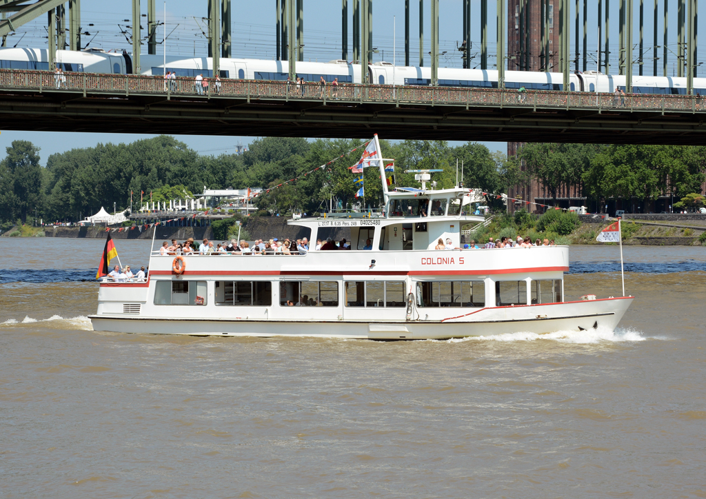 FGS  Colonia 5  unter der Hohenzollernbrücke in Köln - 31.07.2014