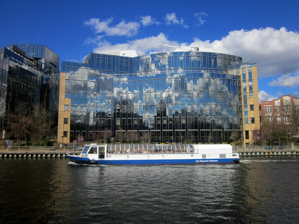 FGS Der Fliegende Holländer (27,31 x 5,08m) am 05.04.2015 auf der Spree zu Tal in Berlin-Moabit.