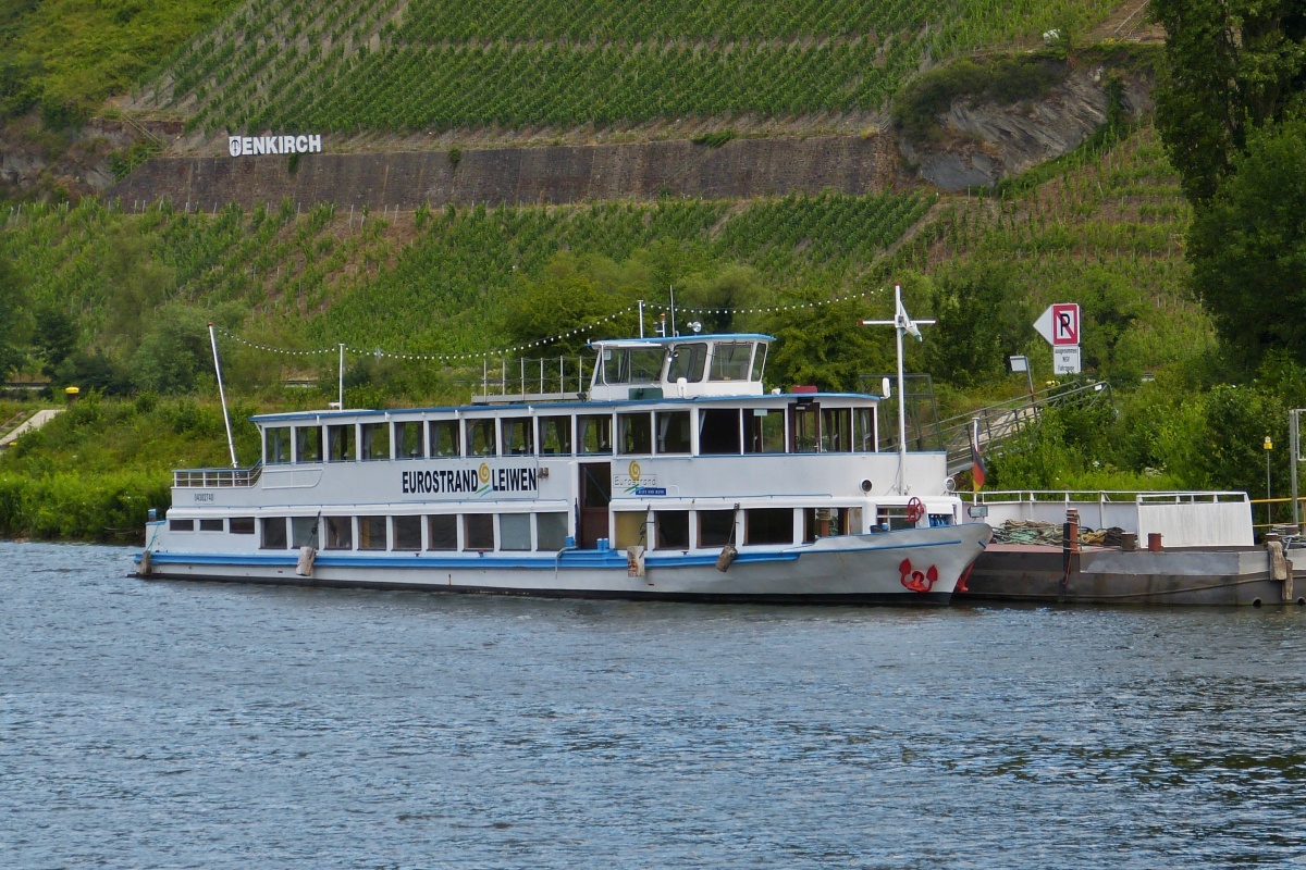 FGS Eurostrand Leiwen Rundfahrtschiff, ENI 04302740, BJ 1955 , liegt auf der Mosel nahe Enkirch vor Anker. 07.2022