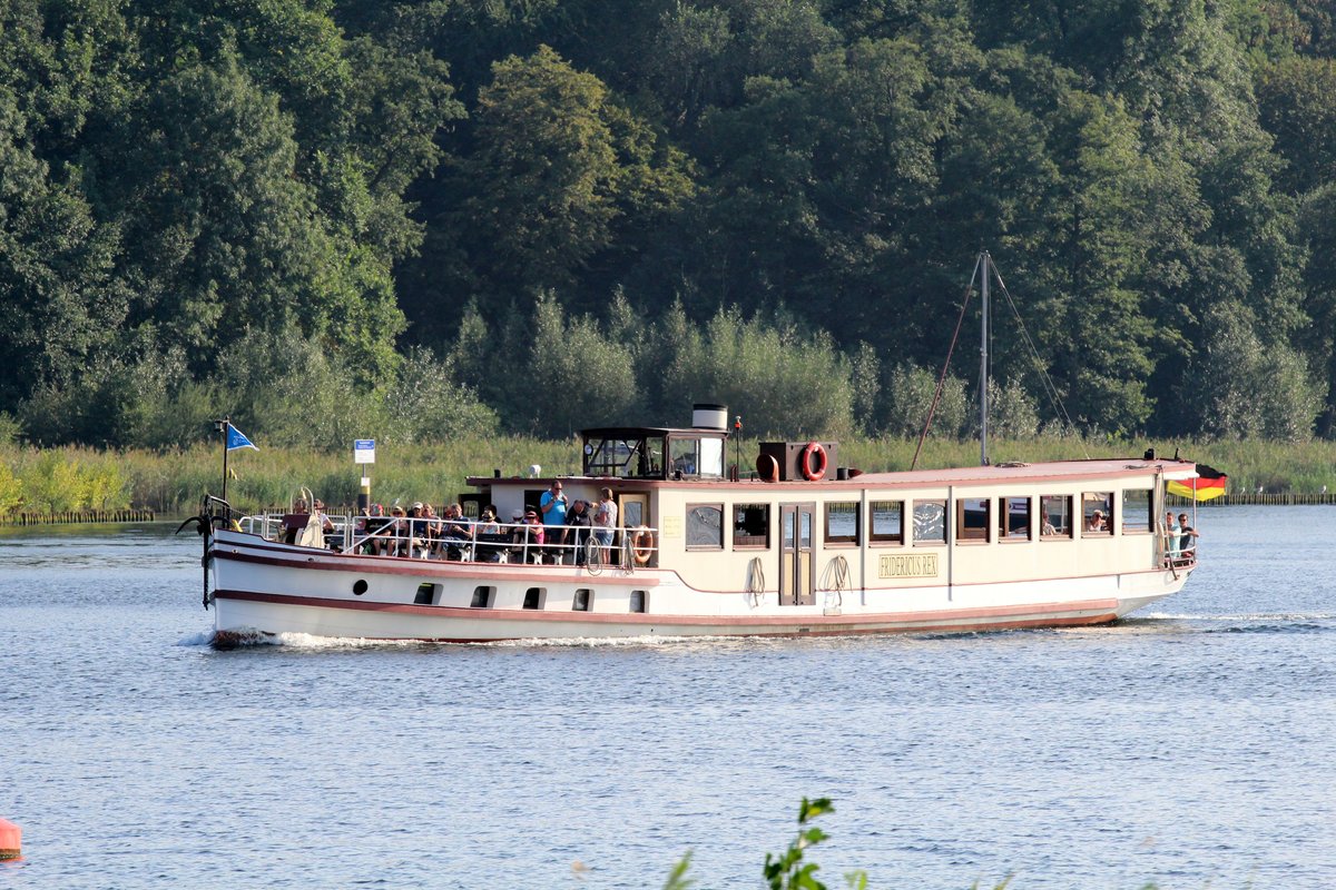 FGS Fridericus Rex , 29,97 x 4,79m , am 13.09.2016 auf der Havel zu Berg zw. Schlosspark Sacrow (Land Brandenburg) und Volkspark Glienicke (Land Berlin).