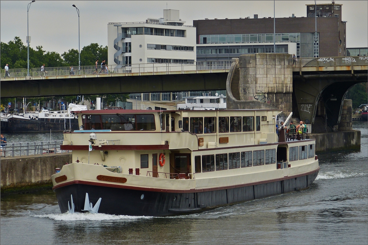 FGS  GEULVALLEI  ENI 02104526 hat vor kurzem den Anlieger verlassen und hat die Flurundfahrt auf der Maas bei Maastricht begonnen. 17.07.2020 
