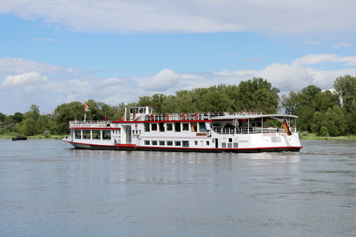 FGS GROSSER KURFÜRST (05600360 , 51,08 x 8,20m) , ein ex  Berliner Dampfer  , am 06.07.2020 bei Storkau auf Elbe-Talfahrt.