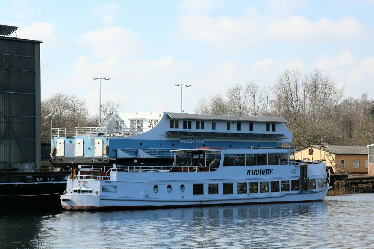 FGS  HARMONIE  (04302380 , 30 x 5,1m) lag am 07.03.2022 an der SET-Werft in Genthin / Elbe-Havel-Kanal. Dahinter , auf Helling , der Surfschul-Ponton  WINDANNA.