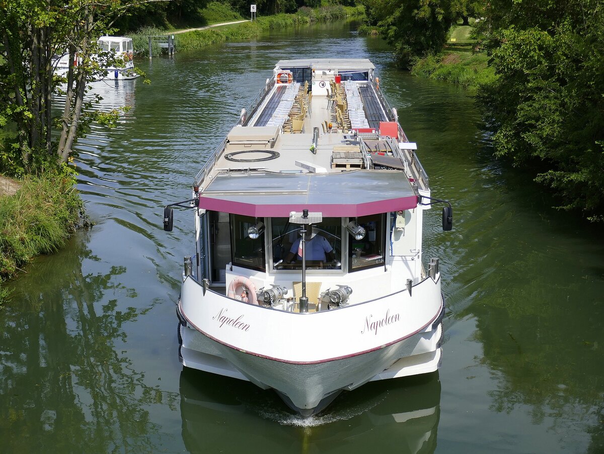 FGS Napoleon, ENI 04810380, hat den Anleger Kunheim/Elsaß verlassen und fährt auf dem Neubreisachkanal zurück in den Heimathafen Breisach am Rhein, Aug.2025