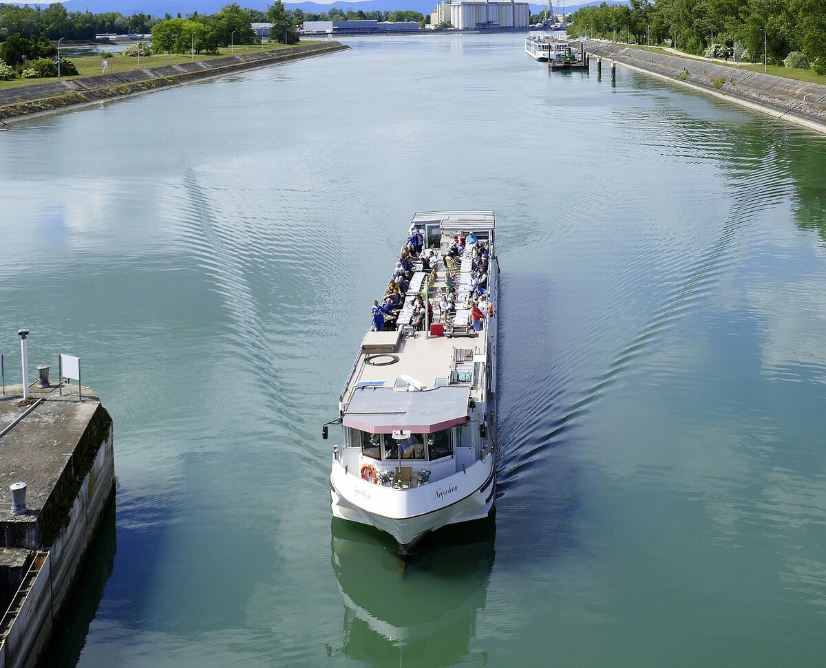 FGS NAPOLEON ENI 04810380, rheinaufw�rts bei der Einfahrt in die Schleuse Vogelgr�n/Elsa�, Mai 2025