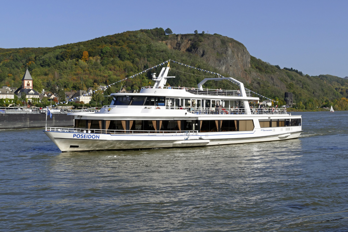 FGS  Poseidon  der Bonner-Personen-Schifffahrt. Eventschiff für max. 600 Personen, L 45 m, B 10,50 m, Baujahr 1996, renoviert 2013 - Rhein Remagen - 13.10.2019