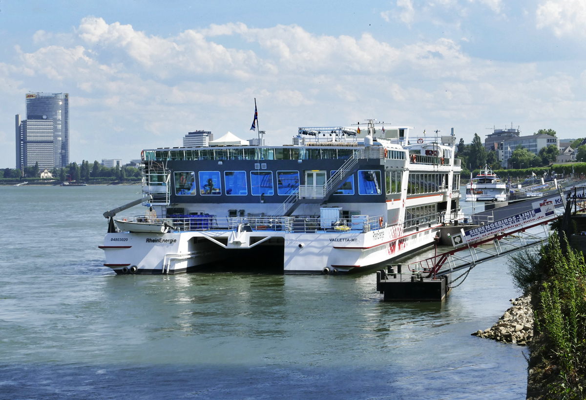 FGS  Rhein Energie  der KD, Heckansicht mit dem gut erkennbaren Katamaranrumpf in Bonn 07.07.2017