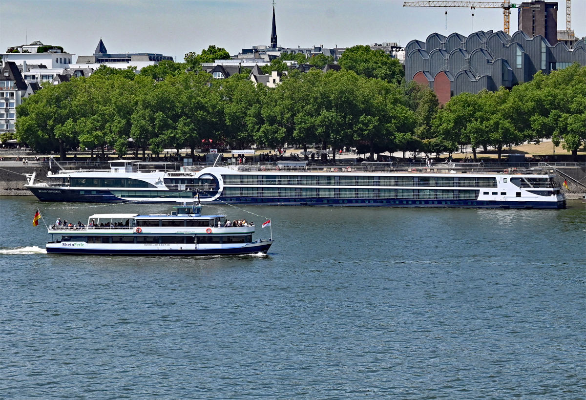 FGS RHEINPERLE auf dem Rhein und KFGS AVALON ARTISTRY II angelegt am Rheinufer in Köln - 12.07.2022