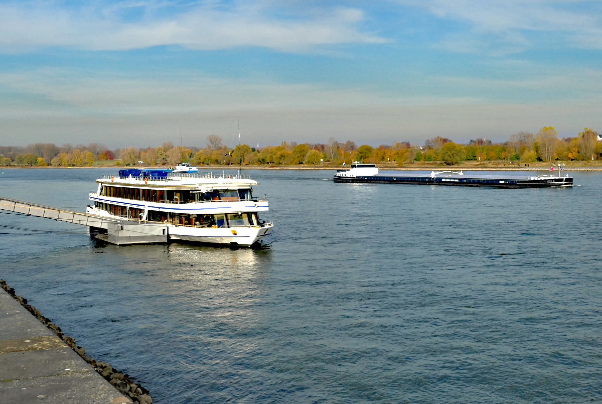 FGS Rheinprinzessin am Anleger und in Rheinmitte GMS Onderneming IV - 24.11.2019