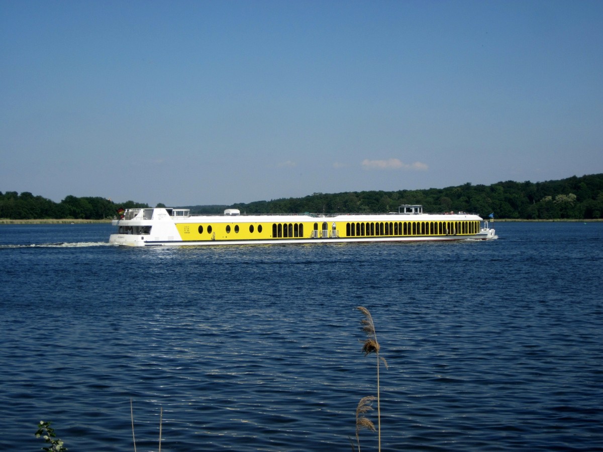 FGS Sanssouci (04808290 , 72,11 x 8,96) am 22.05.2014 im Schnittpunkt von Sacrow-Paretzer Kanal (Jungfernsee) und Havel mit Fahrtrichtung Glienicker Brücke.