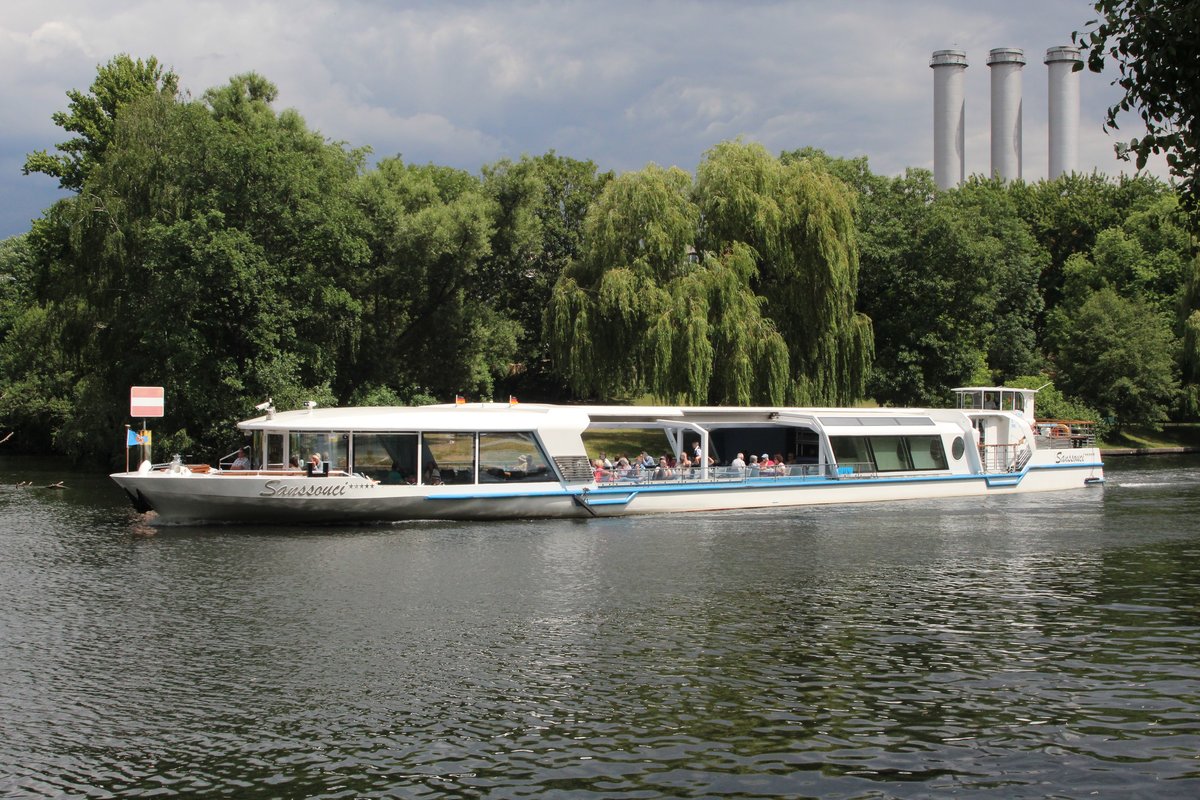 FGS Sanssouci (43,75 x 7,02m) der Stern & Kreisschiffahrt Berlin am 05.07.2016 auf der Spree zu Tal Höhe Österreichpark.