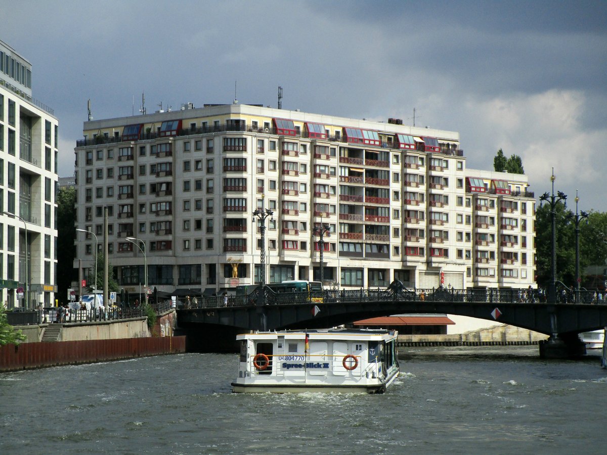 FGS Spreeblick II (04804770 , 29,50 x 6,98m) am 14.08.2018 auf der Spree in Berlin kurz vor der Weidendammer Brücke auf Bergfahrt.