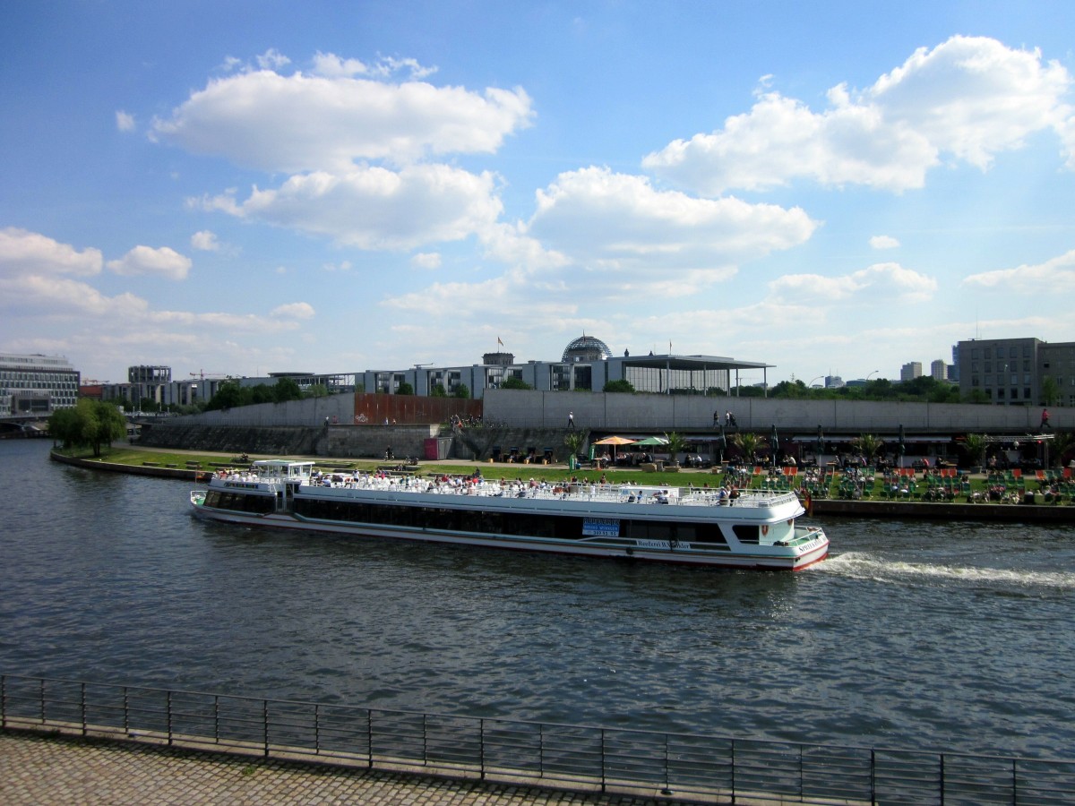 FGS Spreekrone (52,50 x 8,20) der reederei Bruno Winkler am 29.04.2014 auf der Spree zu Berg am Spreebogenpark