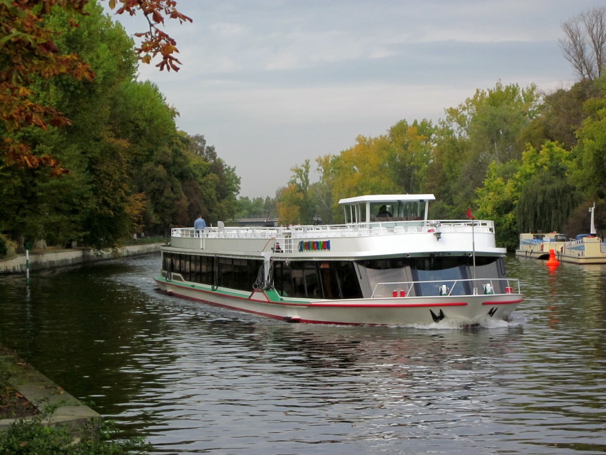 FGS Spreekrone der Reederei Bruno Winkler am 09.10.2014 auf der Spree in Berlin-Charlottenburg Höhe Schloßpark auf Bergfahrt.
