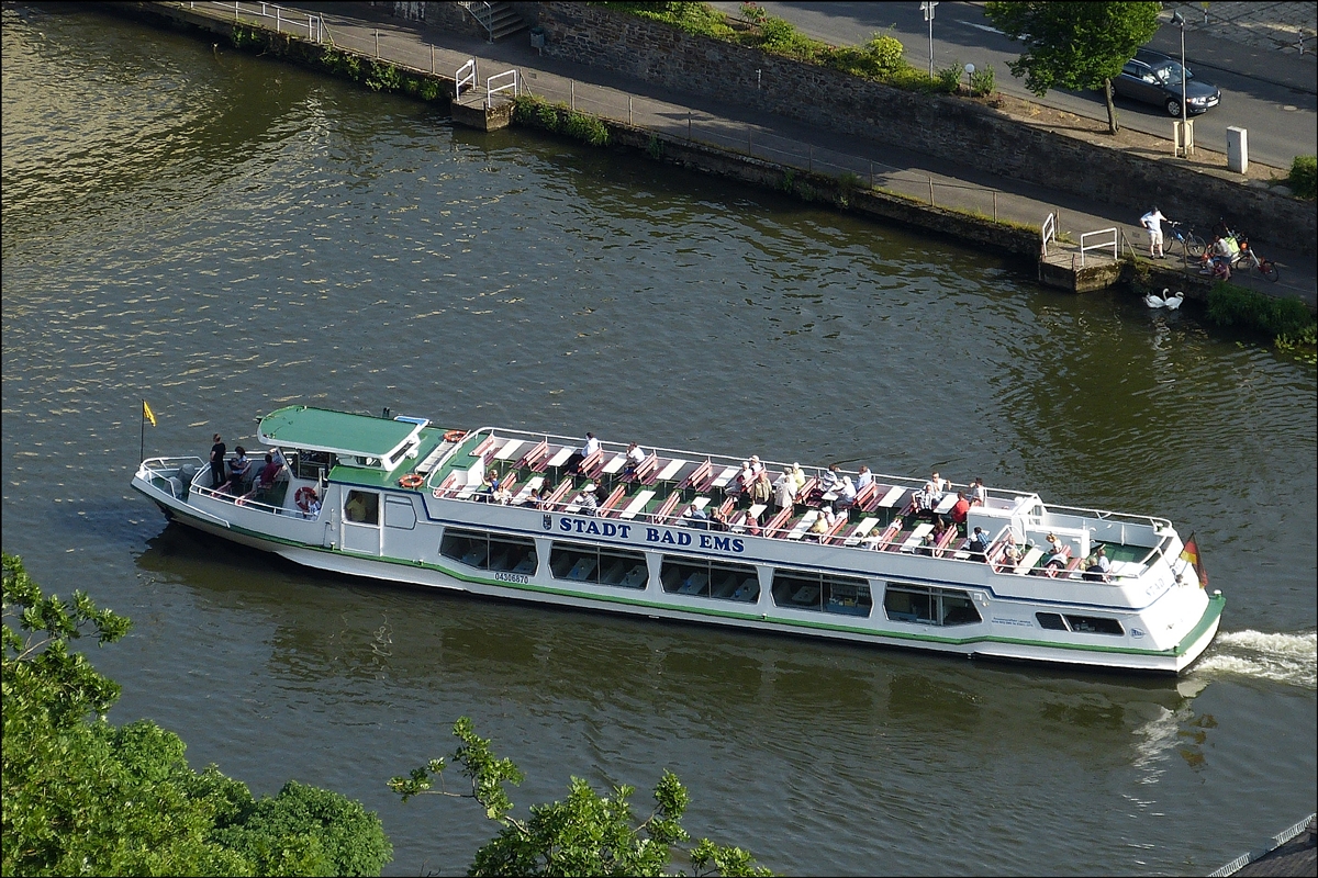 FGS Stadt Bad Ems unterwegs auf der Lahn in Bad Ems, es hat soeben gewendet und steuert nun auf die Anlegestelle zu. Schiffsdaten:  ENI Nr 04306870 ; L 33,33 m ; B 5,16 m ; gebaut von der Lux-Werft in Niederkassel 1991 ; hat fr 240 Personen Platz an Bord. Das Bild wurde am 26.05.2014 von der Kurwaldbahn Bergstation aus aufgenommen.