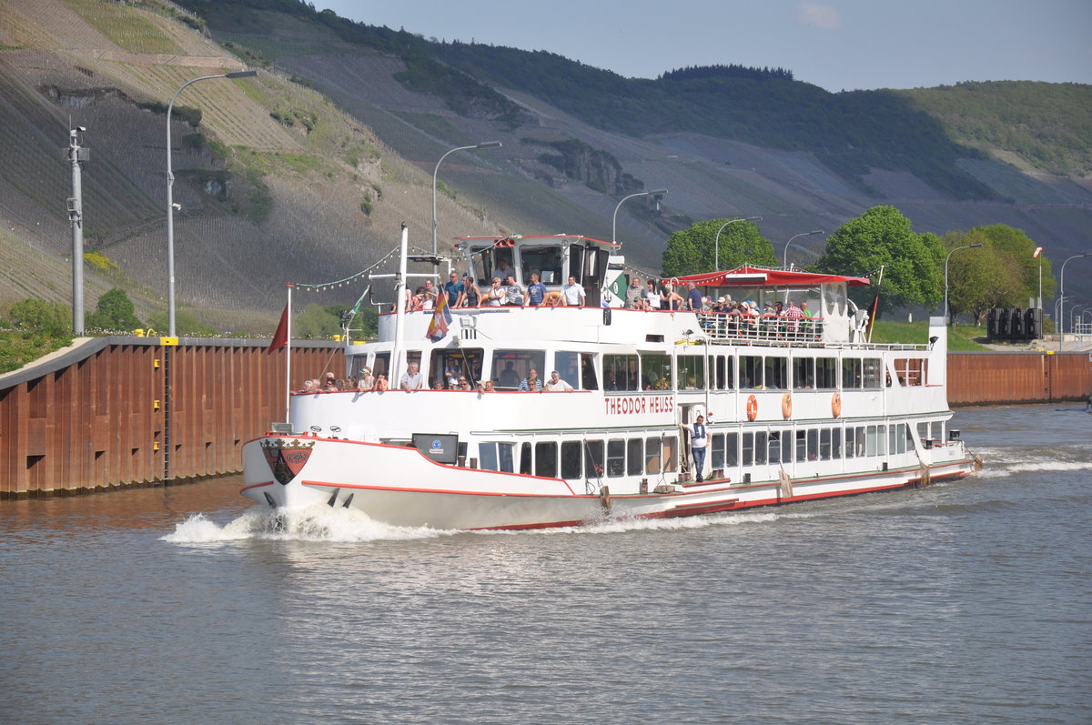 FGS Theodor Heuss aufgenommen 07.05.2016 an die Mosel-Schleuse Zeltingen