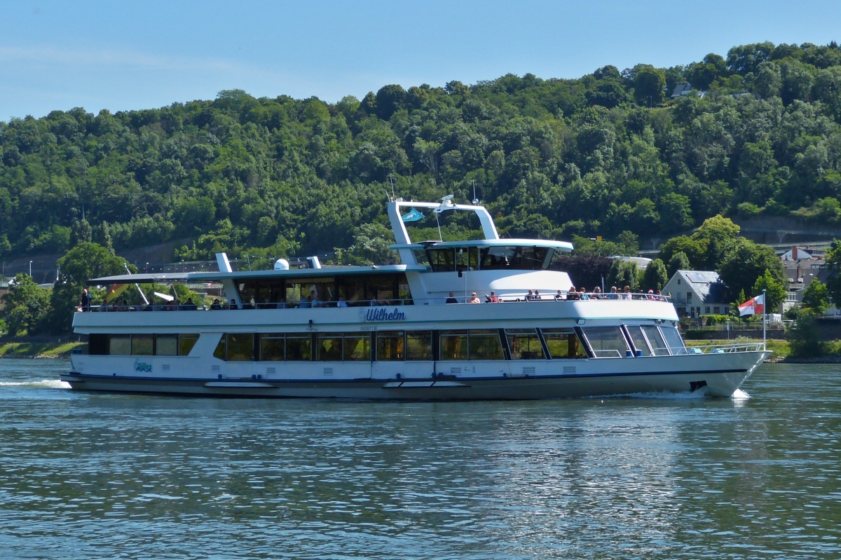 FGS Wilhelm 04307130, ENI: 04307130; L 44,5m; B 10,5m; zu Berg auf dem Rhein bei Koblenz. 06.2022