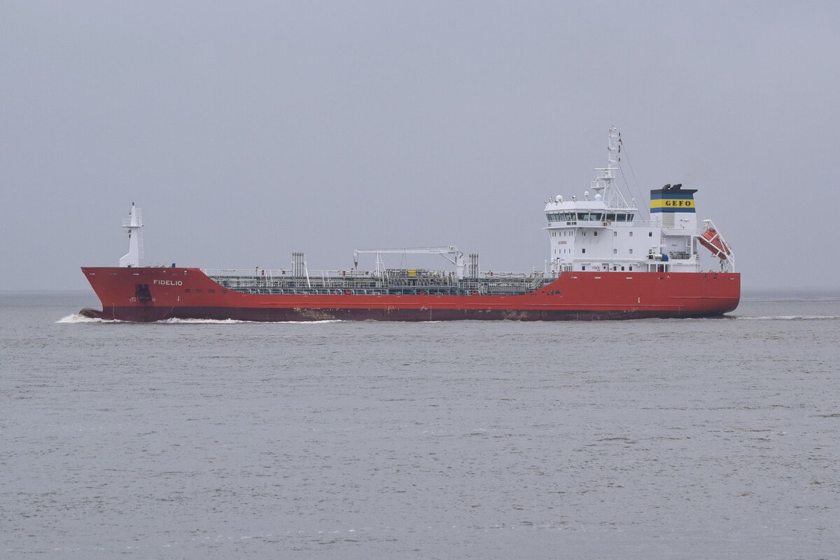 FIDELIO , Tanker , IMO 9684108 , 104.92 x 17.22 m , Baujahr 2014 , 12.11.2021 , Cuxhaven