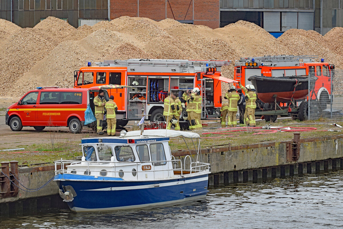 FINJA von der Lübecker Segelschule am 22.04.2022 im Hafen von Lübeck