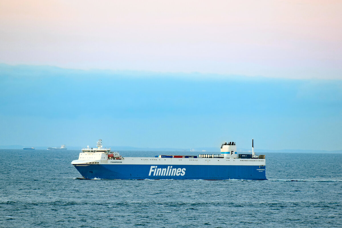 FINNBREEZE (IMO 9468889, Finnlines) am späten Abend des 14.06.2022 in der Ostsee