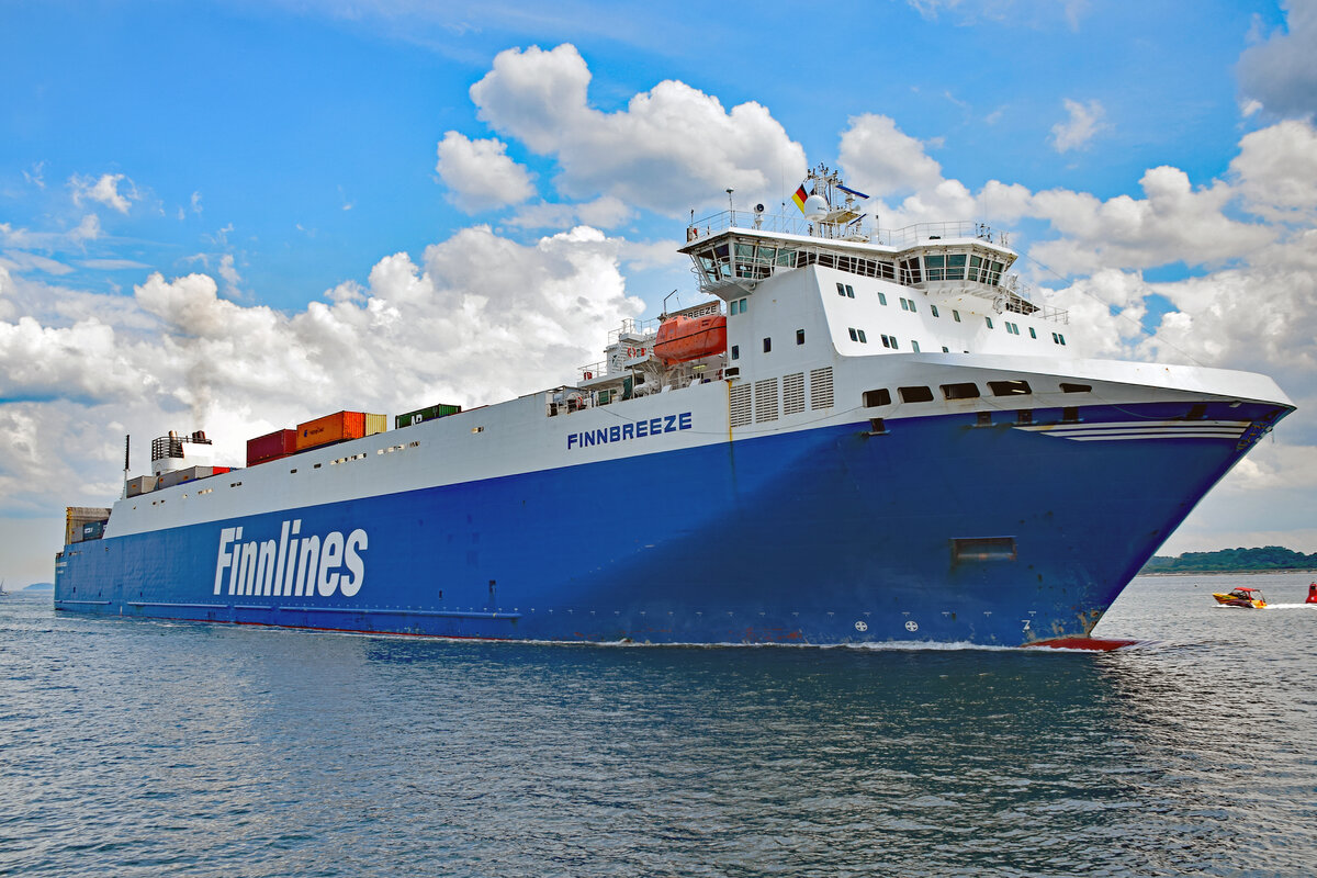 FINNBREEZE (IMO 9468889, Finnlines) am 26.06.2022 einlaufend Lübeck-Travemünde