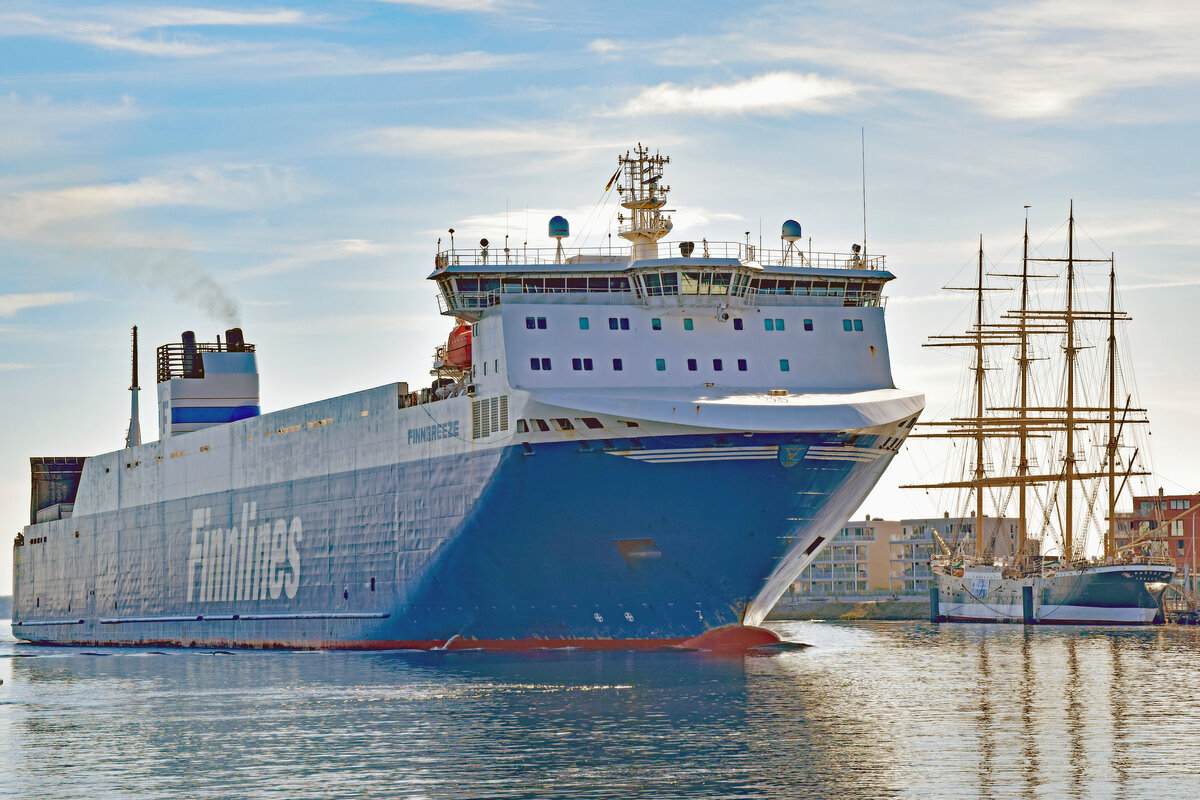 FINNBREEZE (IMO 9468889, Finnlines) am 04.08.2022 einlaufend Lübeck-Travemünde