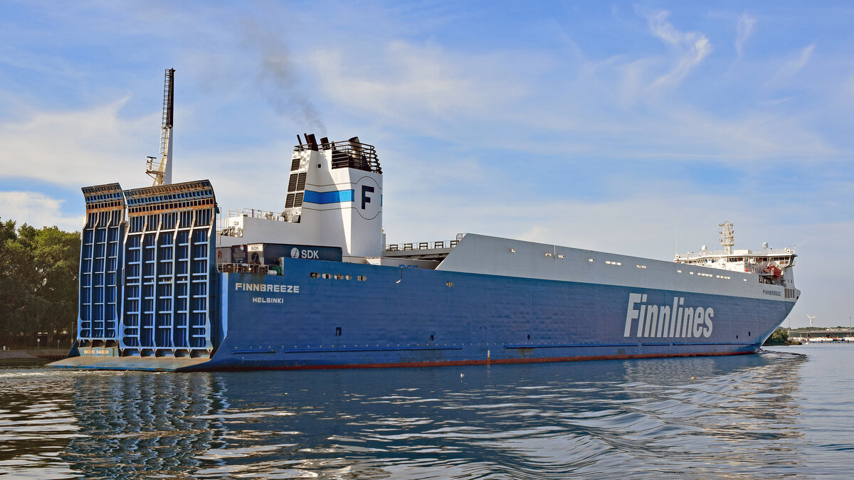 FINNBREEZE (IMO 9468889, Finnlines) am 04.08.2022 einlaufend Lübeck-Travemünde