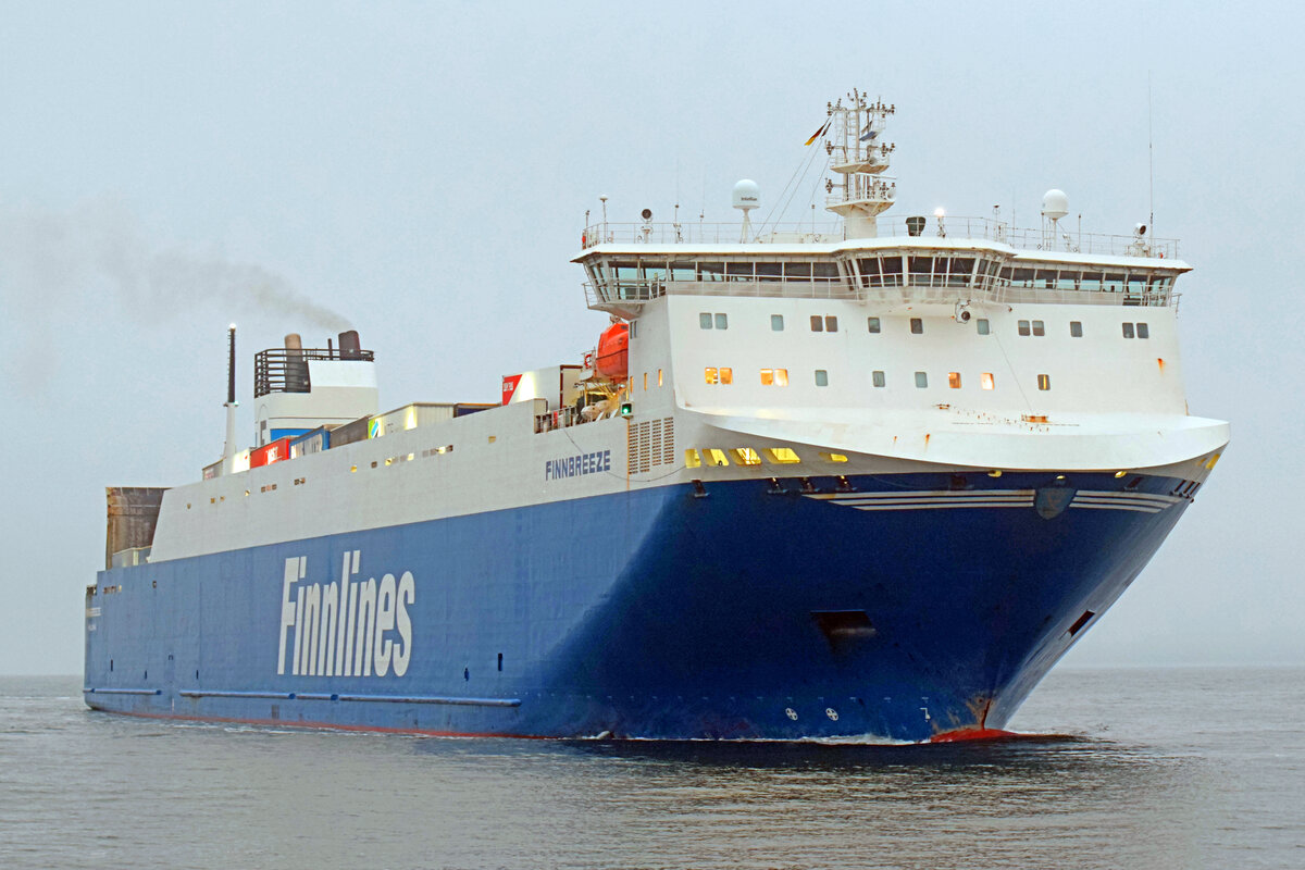 FINNBREEZE (IMO 9468889, Finnlines) am frühen Morgen des 25.08.2022 einlaufend Lübeck-Travemünde